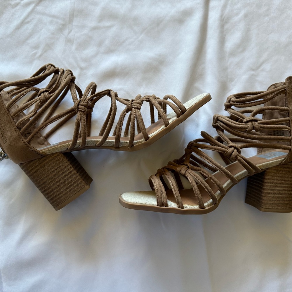 Tan heels - Picture 4 of 4